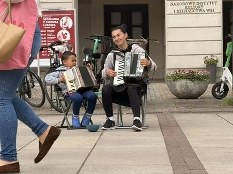 Street accordionists playing in Warsaw